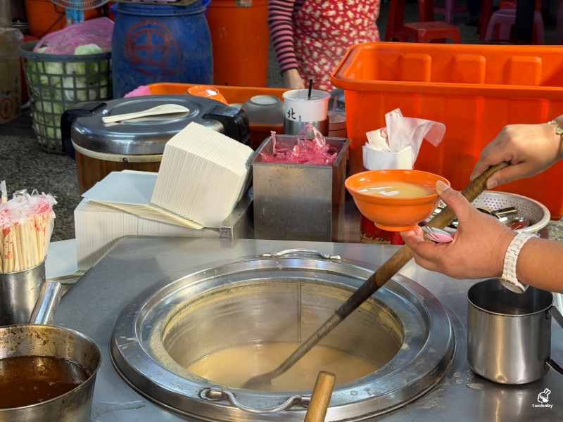 板橋蔡家排骨飯 福德市場裡的老字號便當店，從早賣到晚！ @兔貝比的菲比尋嚐