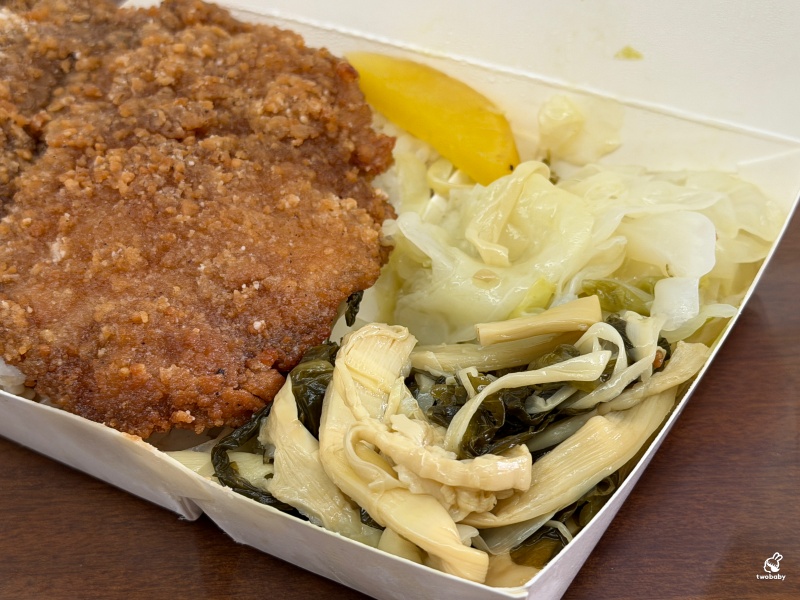 板橋蔡家排骨飯 福德市場裡的老字號便當店，從早賣到晚！ @兔貝比的菲比尋嚐