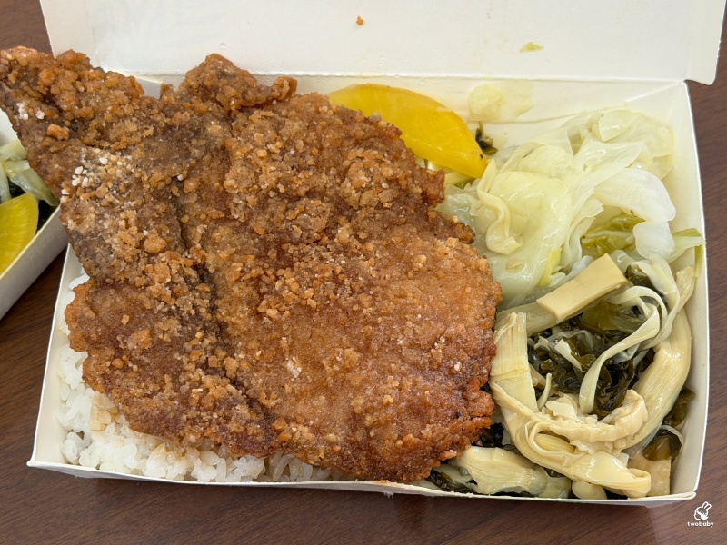 板橋蔡家排骨飯 福德市場裡的老字號便當店，從早賣到晚！ @兔貝比的菲比尋嚐