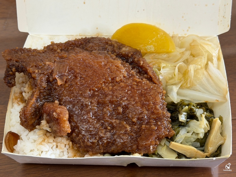 板橋蔡家排骨飯 福德市場裡的老字號便當店，從早賣到晚！ @兔貝比的菲比尋嚐