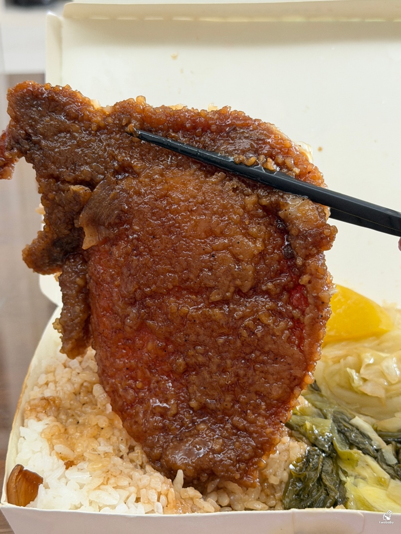 板橋蔡家排骨飯 福德市場裡的老字號便當店，從早賣到晚！ @兔貝比的菲比尋嚐