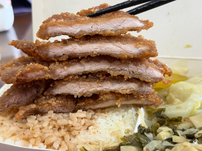 板橋蔡家排骨飯 福德市場裡的老字號便當店，從早賣到晚！ @兔貝比的菲比尋嚐