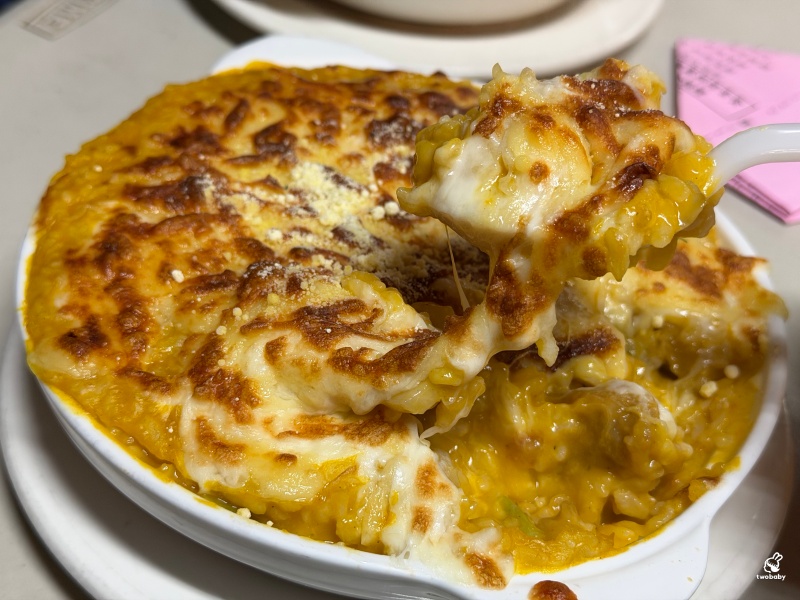 不一樣義大利麵 宮廟裡竟然賣義式料理？！有夠衝突！生意還超好！ @兔貝比的菲比尋嚐