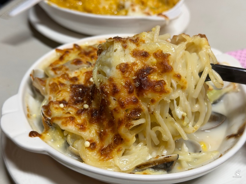 不一樣義大利麵 宮廟裡竟然賣義式料理？！有夠衝突！生意還超好！ @兔貝比的菲比尋嚐