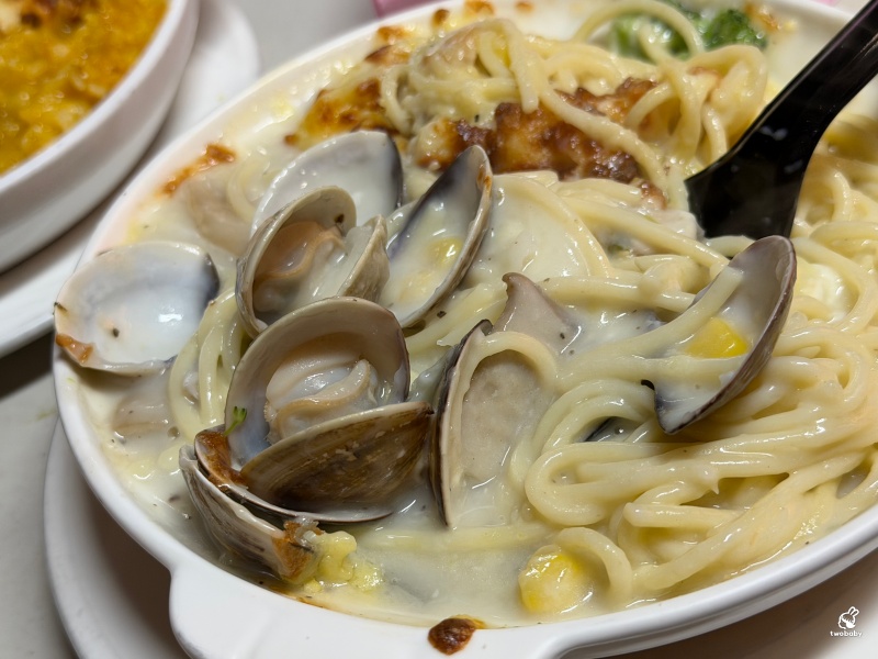 不一樣義大利麵 宮廟裡竟然賣義式料理？！有夠衝突！生意還超好！ @兔貝比的菲比尋嚐