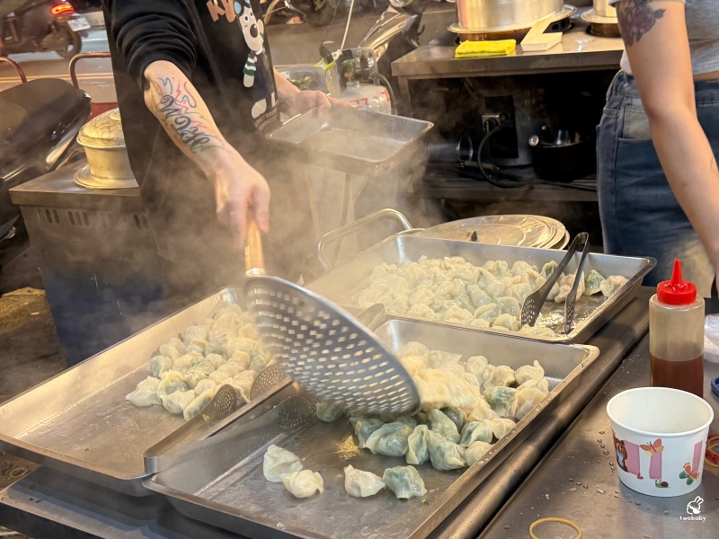 樹林夜市4元黑豬肉水餃 開到半夜2點的月底救星,在地人排隊小攤! @兔貝比的菲比尋嚐 樹林夜市4元黑豬肉水餃 開到半夜2點的月底救星,在地人排隊小攤! @兔貝比的菲比尋嚐