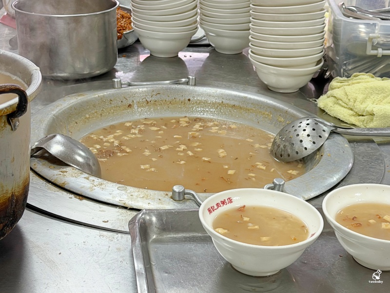 萬華周記肉粥店 老字號台北三大紅燒肉之一 紅燒肉酥脆不油膩搭配古早味肉粥 是必吃在地美食! @兔貝比的菲比尋嚐 萬華周記肉粥店 老字號台北三大紅燒肉之一 紅燒肉酥脆不油膩搭配古早味肉粥 是必吃在地美食! @兔貝比的菲比尋嚐