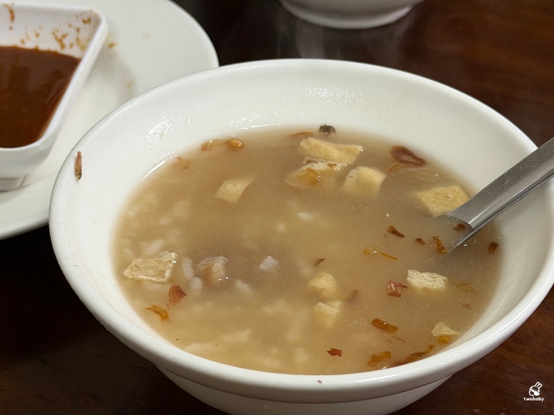 萬華周記肉粥店 老字號台北三大紅燒肉之一 紅燒肉酥脆不油膩搭配古早味肉粥 是必吃在地美食！ @兔貝比的菲比尋嚐