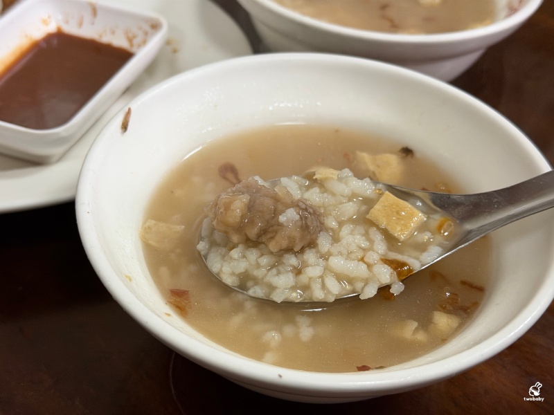萬華周記肉粥店 老字號台北三大紅燒肉之一 紅燒肉酥脆不油膩搭配古早味肉粥 是必吃在地美食！ @兔貝比的菲比尋嚐