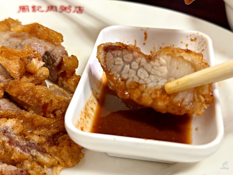 萬華周記肉粥店 老字號台北三大紅燒肉之一 紅燒肉酥脆不油膩搭配古早味肉粥 是必吃在地美食! @兔貝比的菲比尋嚐 萬華周記肉粥店 老字號台北三大紅燒肉之一 紅燒肉酥脆不油膩搭配古早味肉粥 是必吃在地美食! @兔貝比的菲比尋嚐