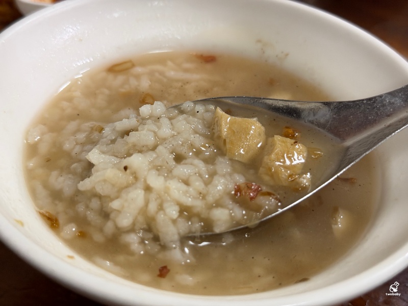 萬華周記肉粥店 老字號台北三大紅燒肉之一 紅燒肉酥脆不油膩搭配古早味肉粥 是必吃在地美食! @兔貝比的菲比尋嚐 萬華周記肉粥店 老字號台北三大紅燒肉之一 紅燒肉酥脆不油膩搭配古早味肉粥 是必吃在地美食! @兔貝比的菲比尋嚐