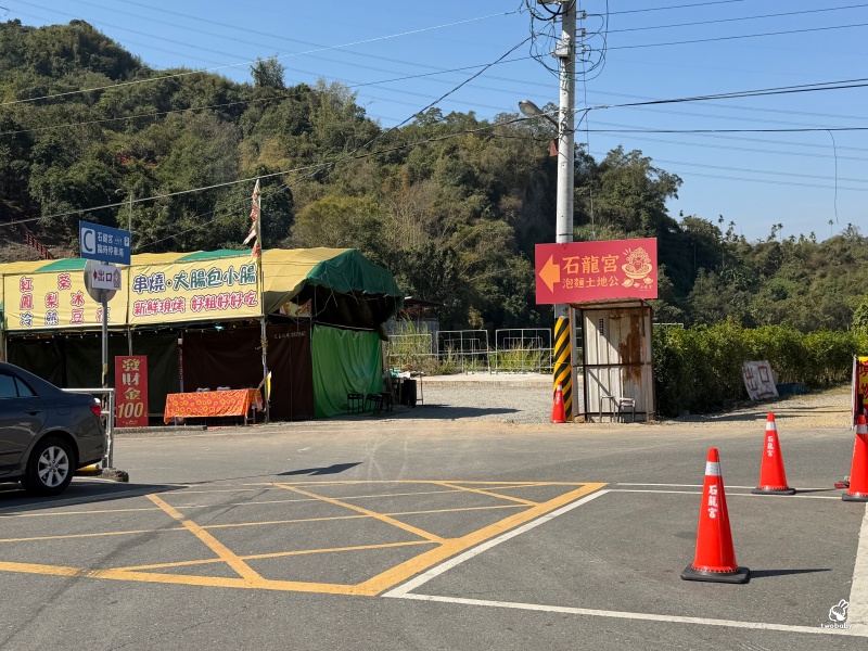 南投中寮石龍宮｜全台最香的「泡麵土地公」拜泡麵、吃泡麵，黑鬍鬚武將土地公超靈驗！ @兔貝比的菲比尋嚐