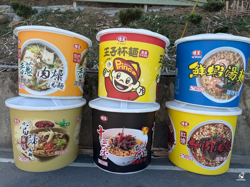 南投中寮石龍宮｜全台最香的「泡麵土地公」拜泡麵、吃泡麵，黑鬍鬚武將土地公超靈驗！ @兔貝比的菲比尋嚐