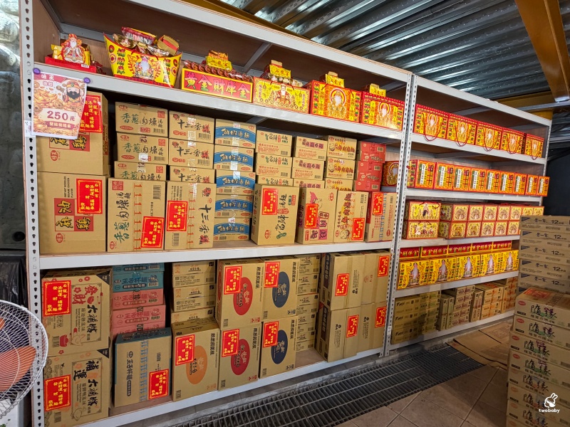 南投中寮石龍宮｜全台最香的「泡麵土地公」拜泡麵、吃泡麵，黑鬍鬚武將土地公超靈驗！ @兔貝比的菲比尋嚐