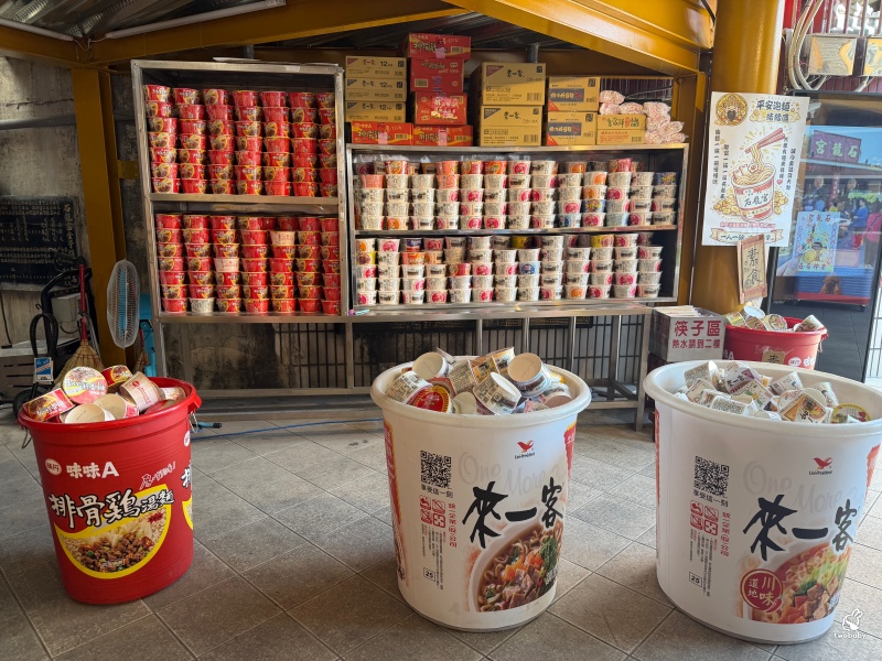 南投中寮石龍宮|全台最香的「泡麵土地公」拜泡麵、吃泡麵,黑鬍鬚武將土地公超靈驗! @兔貝比的菲比尋嚐 南投中寮石龍宮|全台最香的「泡麵土地公」拜泡麵、吃泡麵,黑鬍鬚武將土地公超靈驗! @兔貝比的菲比尋嚐
