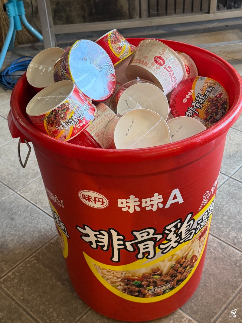 南投中寮石龍宮｜全台最香的「泡麵土地公」拜泡麵、吃泡麵，黑鬍鬚武將土地公超靈驗！ @兔貝比的菲比尋嚐