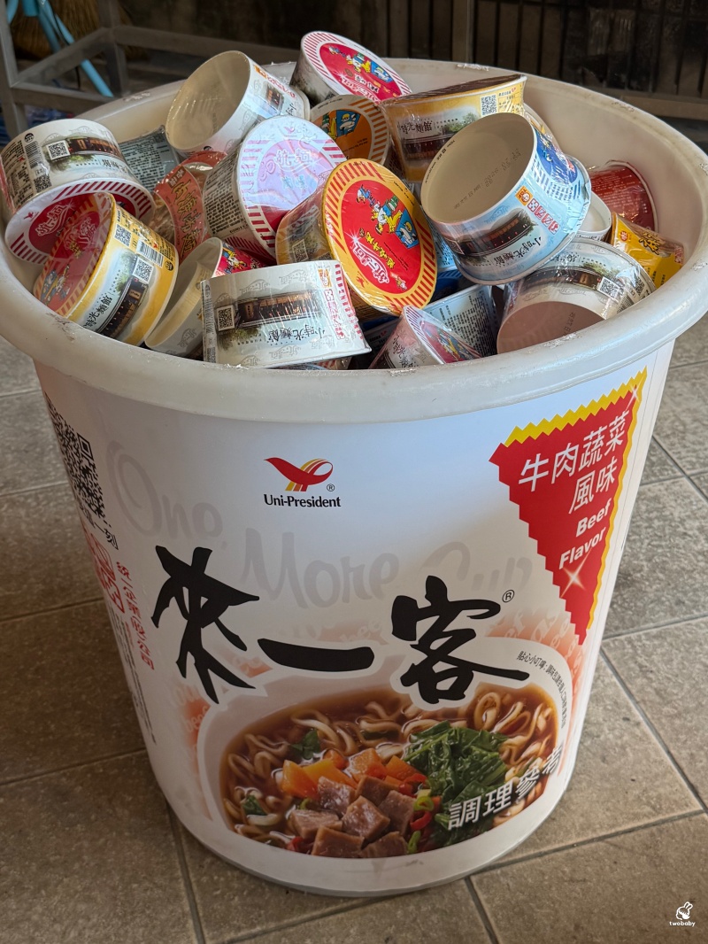 南投中寮石龍宮｜全台最香的「泡麵土地公」拜泡麵、吃泡麵，黑鬍鬚武將土地公超靈驗！ @兔貝比的菲比尋嚐