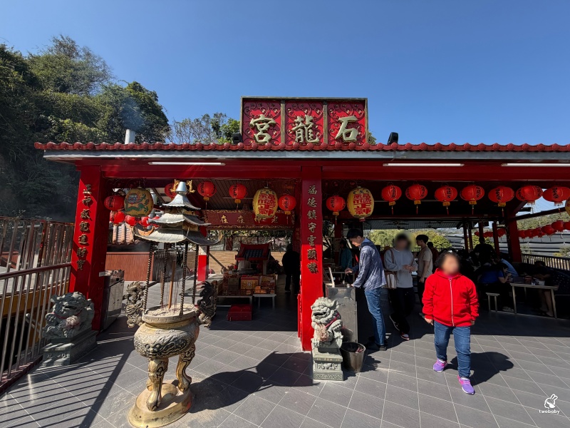南投中寮石龍宮｜全台最香的「泡麵土地公」拜泡麵、吃泡麵，黑鬍鬚武將土地公超靈驗！ @兔貝比的菲比尋嚐