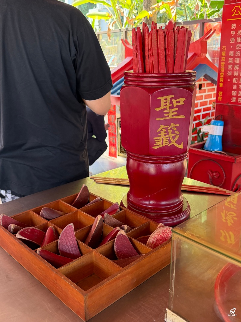 南投中寮石龍宮|全台最香的「泡麵土地公」拜泡麵、吃泡麵,黑鬍鬚武將土地公超靈驗! @兔貝比的菲比尋嚐 南投中寮石龍宮|全台最香的「泡麵土地公」拜泡麵、吃泡麵,黑鬍鬚武將土地公超靈驗! @兔貝比的菲比尋嚐