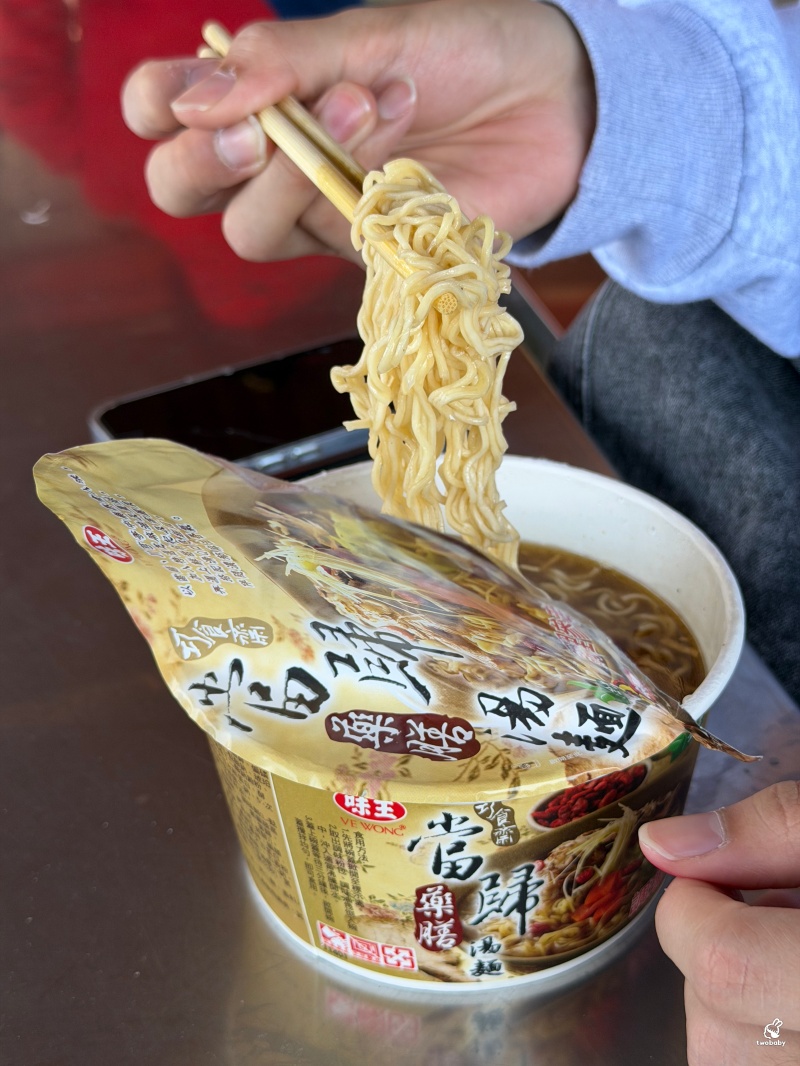 南投中寮石龍宮｜全台最香的「泡麵土地公」拜泡麵、吃泡麵，黑鬍鬚武將土地公超靈驗！ @兔貝比的菲比尋嚐