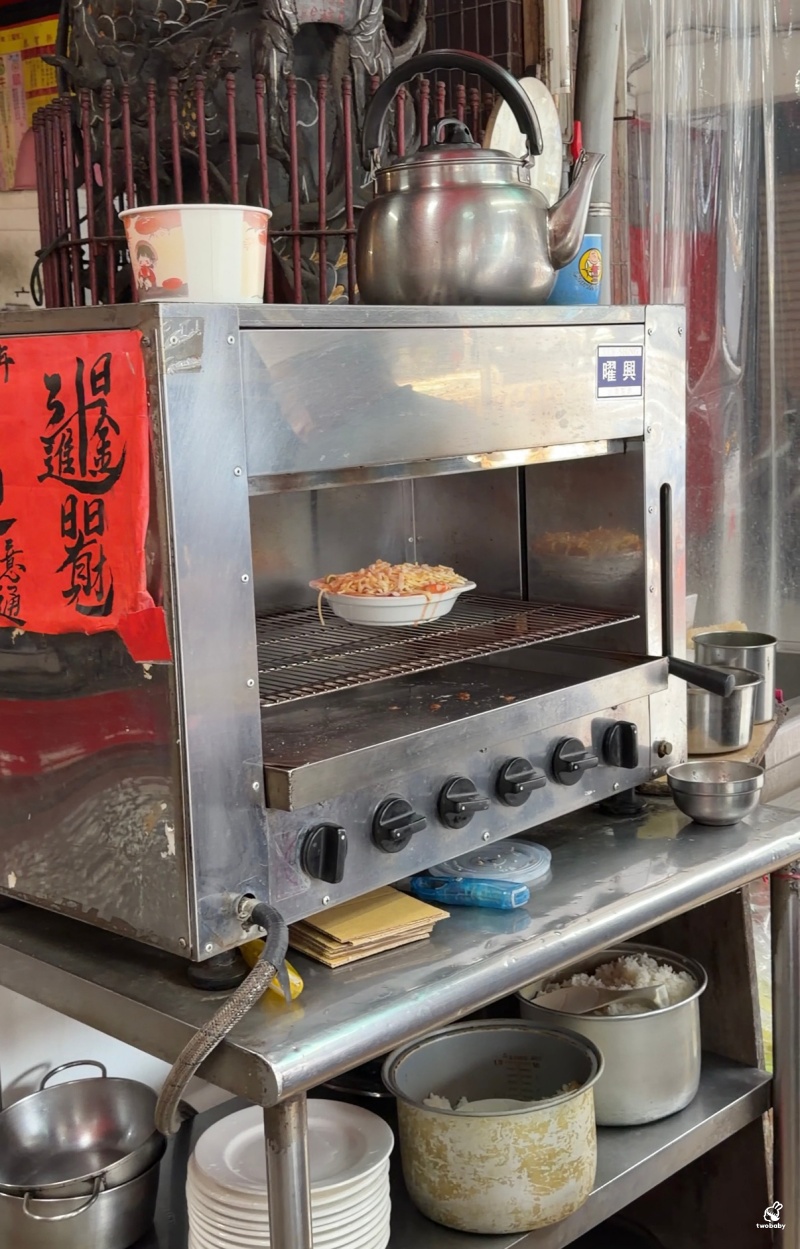 不一樣義大利麵 宮廟裡竟然賣義式料理？！有夠衝突！生意還超好！ @兔貝比的菲比尋嚐