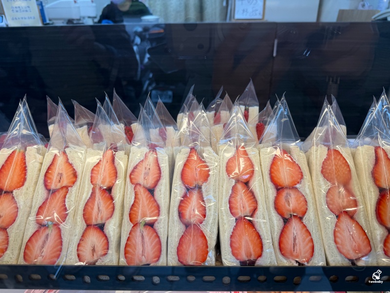 板橋排隊名店 果汁媽粉條爸 草莓爆量鋪滿盒子 芋泥布丁蛋糕也是必點! @兔貝比的菲比尋嚐 板橋排隊名店 果汁媽粉條爸 草莓爆量鋪滿盒子 芋泥布丁蛋糕也是必點! @兔貝比的菲比尋嚐