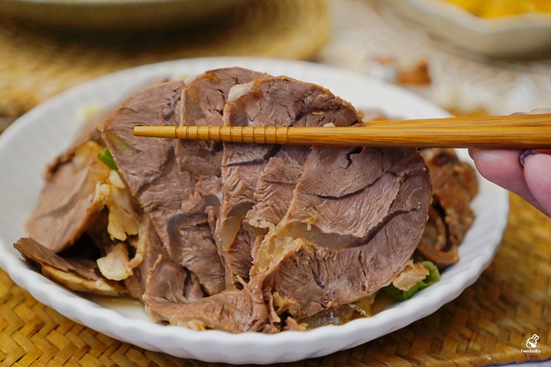 板橋黃石市場超過50年老攤 葉家莊台東奄雞 在地人過年拜拜必買！ @兔貝比的菲比尋嚐
