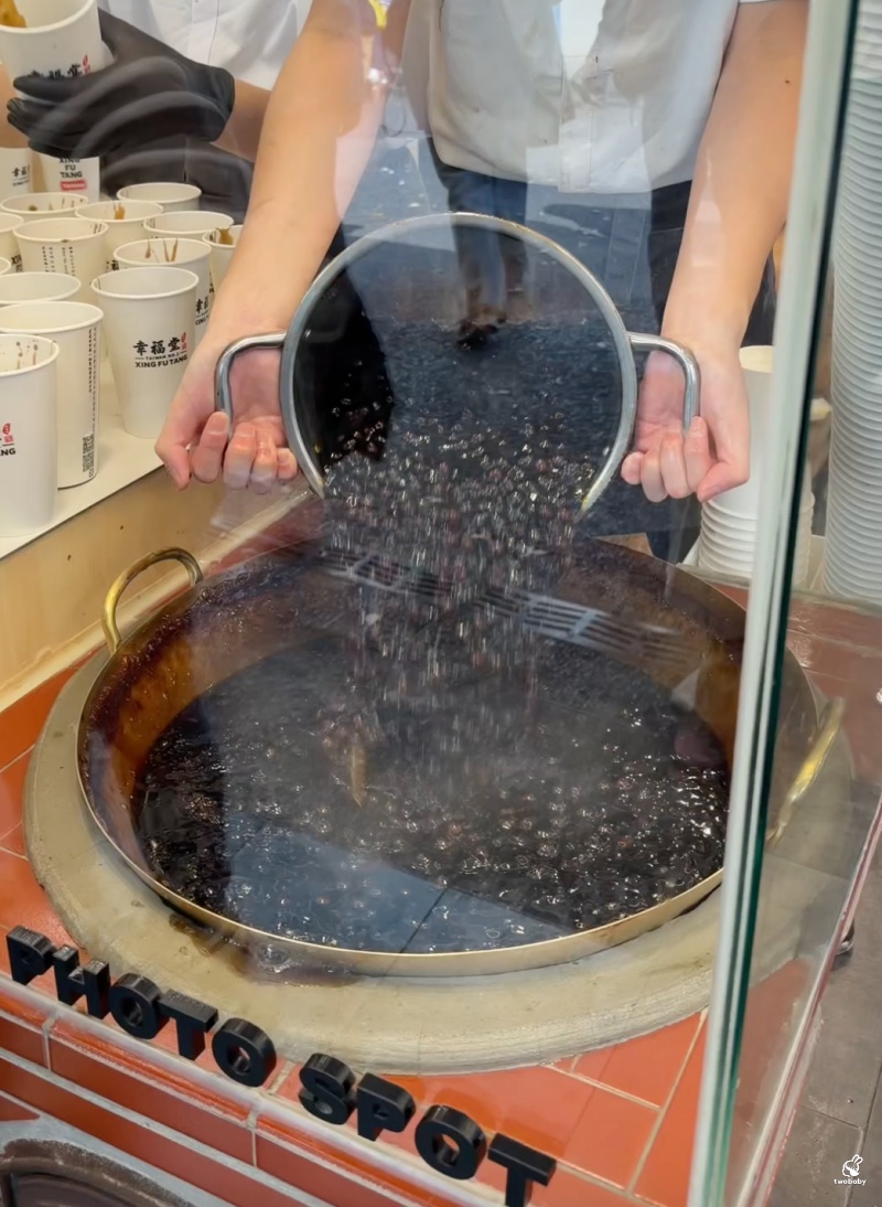 幸福堂 西門町全球旗艦店｜現炒黑糖珍珠＋噴槍炙燒，一杯飲料成為西門町的觀光風景 @兔貝比的菲比尋嚐