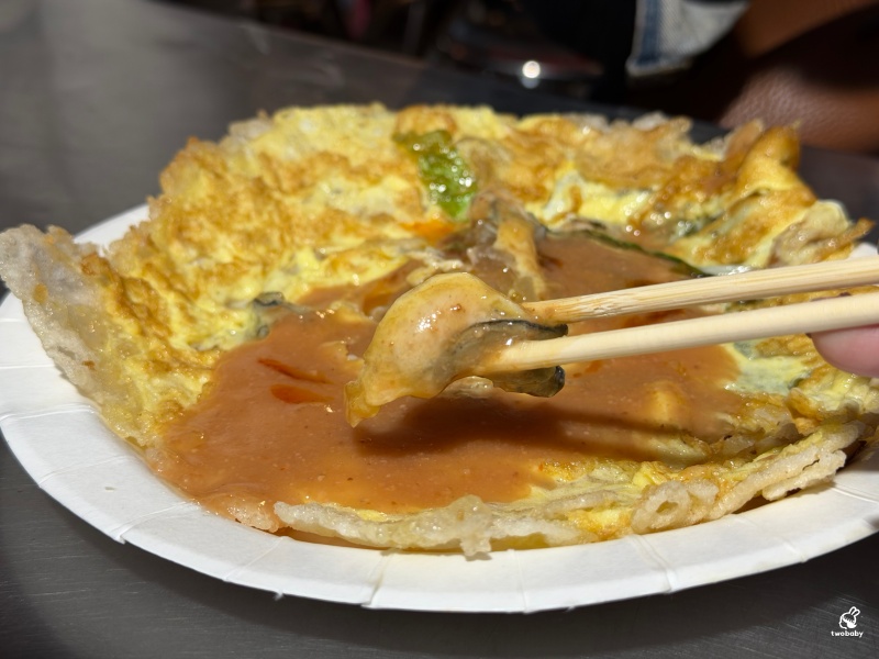 廣州街夜市必吃｜施家脆皮蚵仔煎 台北最強冰花脆皮蚵仔煎！萬華30年排隊老店 @兔貝比的菲比尋嚐
