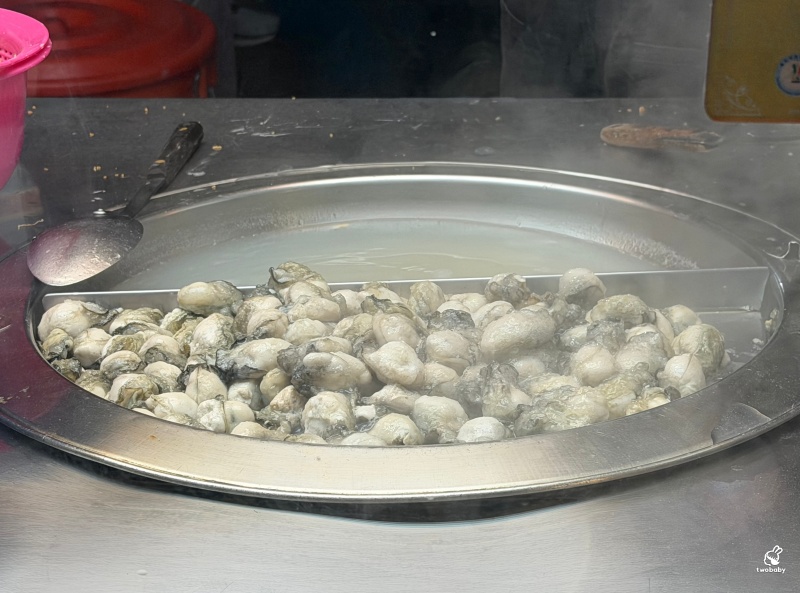 廣州街夜市必吃｜施家脆皮蚵仔煎 台北最強冰花脆皮蚵仔煎！萬華30年排隊老店 @兔貝比的菲比尋嚐