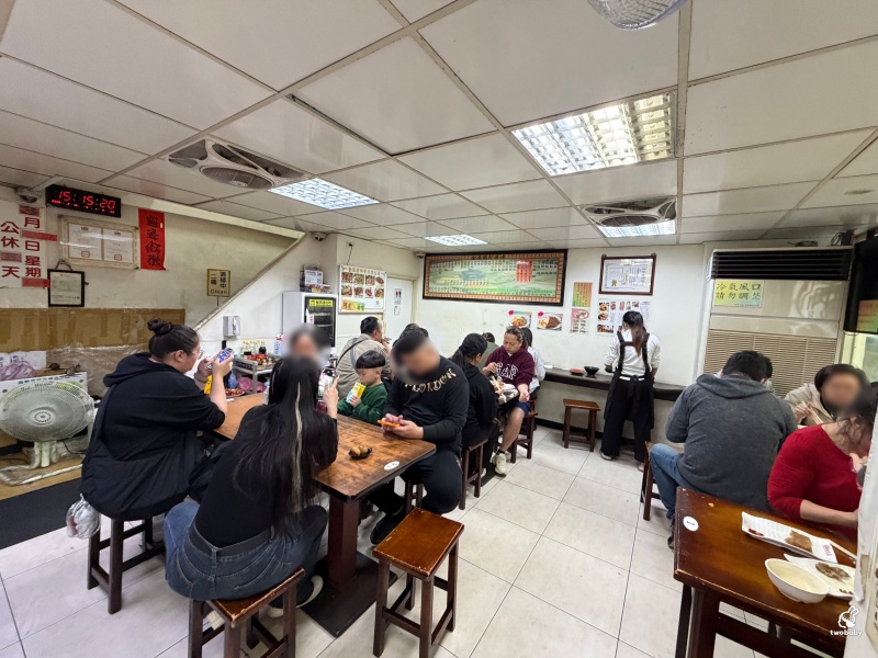 西門町美食《金滿園排骨》60年老字號排骨飯！萬華必吃酥炸排骨飯推薦 @兔貝比的菲比尋嚐