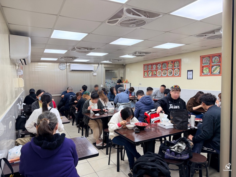 板橋越南料理推薦｜阿準越南料理排隊也要吃！牛肉河粉Q彈到不行，湯頭清甜超療癒！ @兔貝比的菲比尋嚐