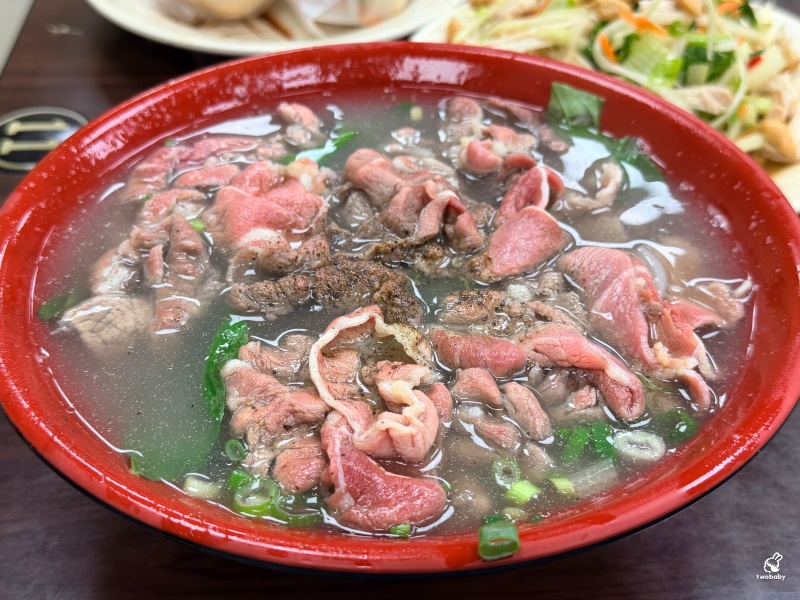 板橋越南料理推薦｜阿準越南料理排隊也要吃！牛肉河粉Q彈到不行，湯頭清甜超療癒！ @兔貝比的菲比尋嚐