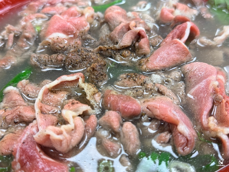 板橋越南料理推薦｜阿準越南料理排隊也要吃！牛肉河粉Q彈到不行，湯頭清甜超療癒！ @兔貝比的菲比尋嚐