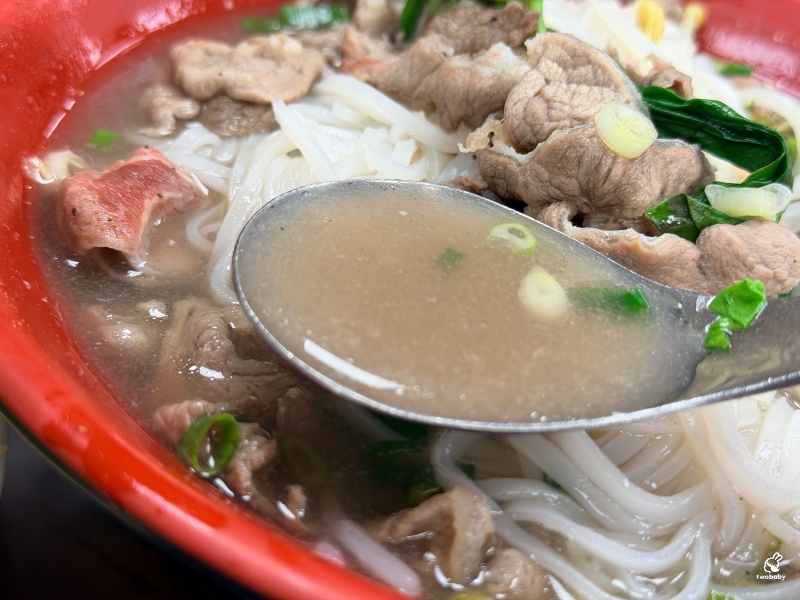 板橋越南料理推薦｜阿準越南料理排隊也要吃！牛肉河粉Q彈到不行，湯頭清甜超療癒！ @兔貝比的菲比尋嚐