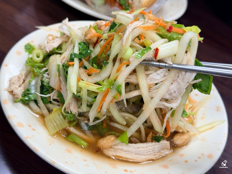 板橋越南料理推薦｜阿準越南料理排隊也要吃！牛肉河粉Q彈到不行，湯頭清甜超療癒！ @兔貝比的菲比尋嚐