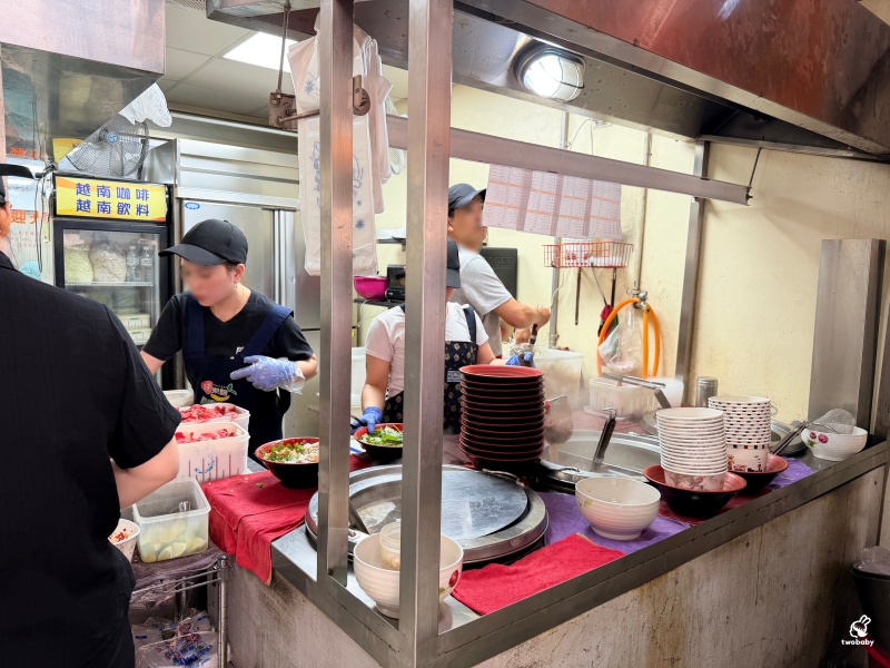 板橋越南料理推薦｜阿準越南料理排隊也要吃！牛肉河粉Q彈到不行，湯頭清甜超療癒！ @兔貝比的菲比尋嚐