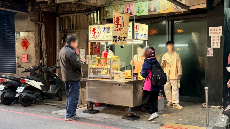 板橋湳雅夜市美食|李記麵粉煎 爆漿太狂!外酥內軟像蛋糕,花生醬直接流出來啦! @兔貝比的菲比尋嚐 板橋湳雅夜市美食|李記麵粉煎 爆漿太狂!外酥內軟像蛋糕,花生醬直接流出來啦! @兔貝比的菲比尋嚐