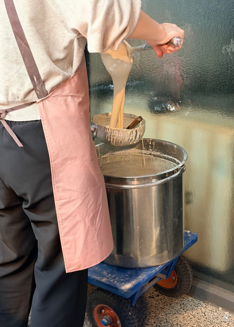 板橋湳雅夜市美食｜李記麵粉煎 爆漿太狂！外酥內軟像蛋糕，花生醬直接流出來啦！ @兔貝比的菲比尋嚐