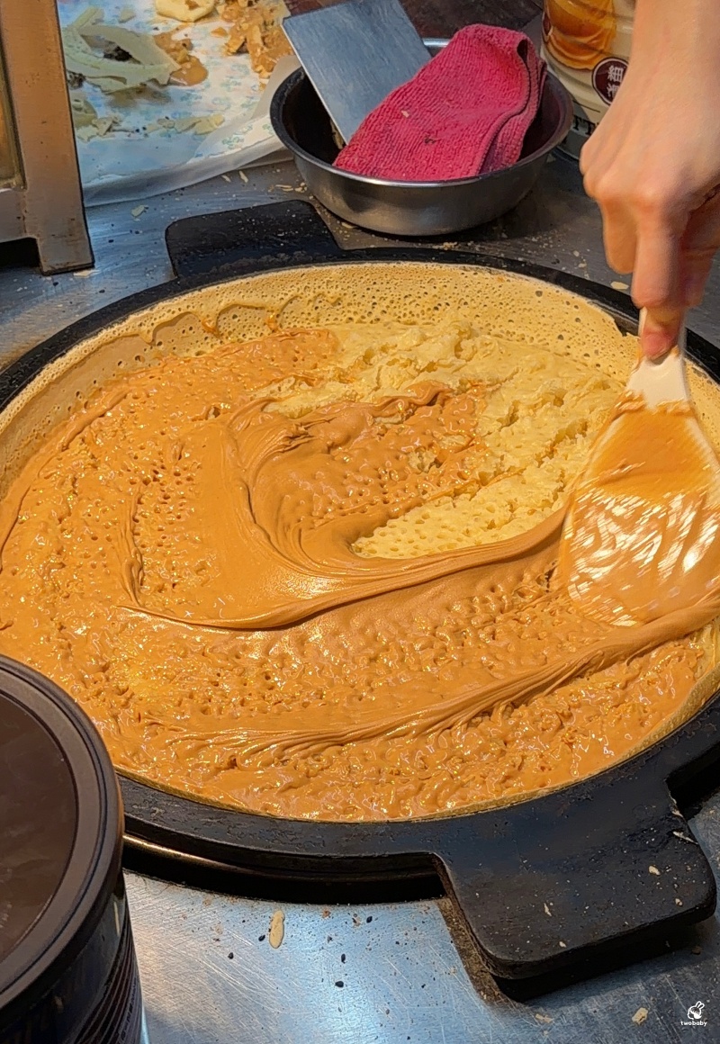 板橋湳雅夜市美食｜李記麵粉煎 爆漿太狂！外酥內軟像蛋糕，花生醬直接流出來啦！ @兔貝比的菲比尋嚐