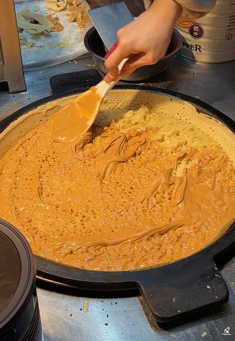 板橋湳雅夜市美食｜李記麵粉煎 爆漿太狂！外酥內軟像蛋糕，花生醬直接流出來啦！ @兔貝比的菲比尋嚐