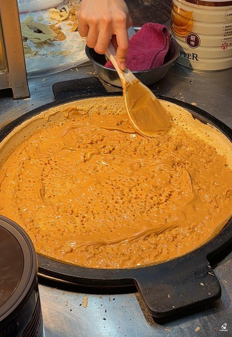 板橋湳雅夜市美食｜李記麵粉煎 爆漿太狂！外酥內軟像蛋糕，花生醬直接流出來啦！ @兔貝比的菲比尋嚐