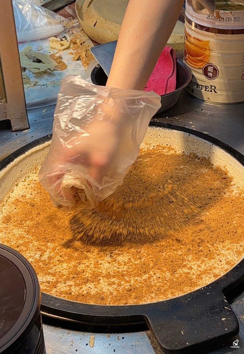 板橋湳雅夜市美食｜李記麵粉煎 爆漿太狂！外酥內軟像蛋糕，花生醬直接流出來啦！ @兔貝比的菲比尋嚐