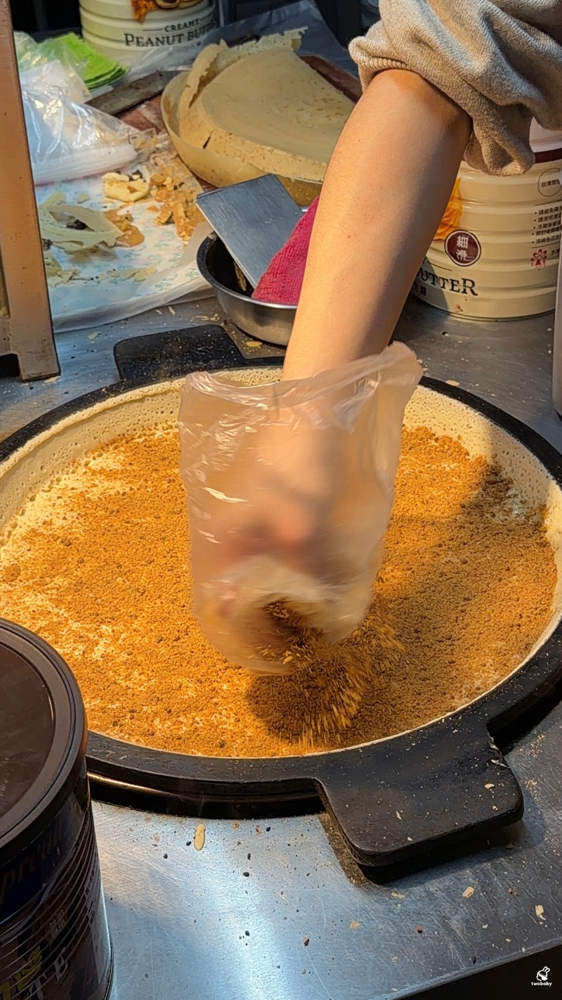 板橋湳雅夜市美食｜李記麵粉煎 爆漿太狂！外酥內軟像蛋糕，花生醬直接流出來啦！ @兔貝比的菲比尋嚐