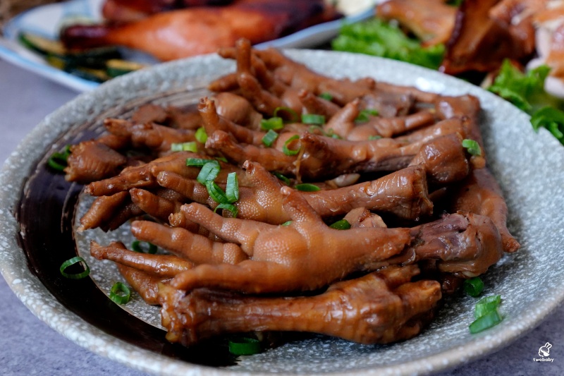 宅配美食開箱｜久留米黑羽土雞專賣，退冰加熱就能吃，40年好味道在家也能輕鬆上桌！ @兔貝比的菲比尋嚐