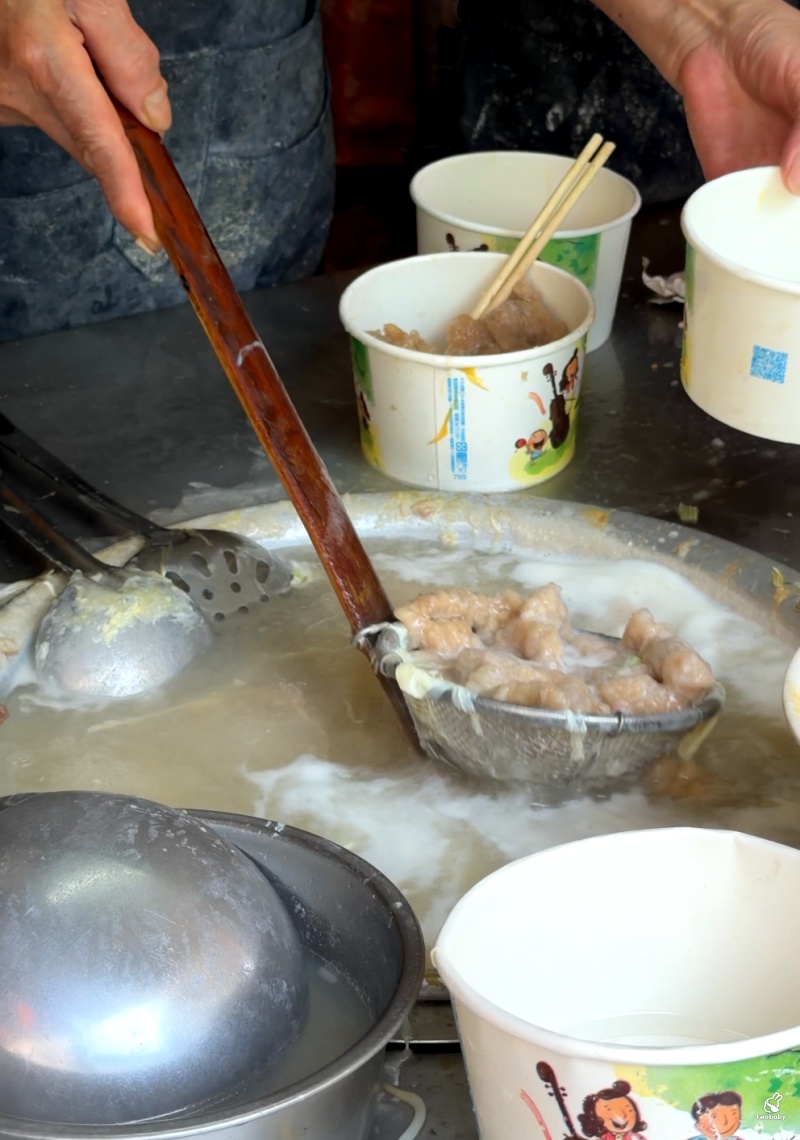 板橋黃石市場美食 小李肉羹 油蔥香、清湯派的赤肉羹 是在地人的最愛！ @兔貝比的菲比尋嚐
