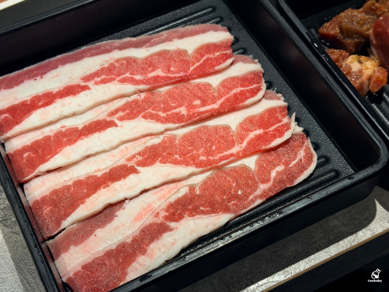 板橋燒肉吃到飽推薦｜肉次方板橋江子翠店爽嗑3小時！現切肋眼牛排、100%原塊牛肉吃得超滿足！ @兔貝比的菲比尋嚐