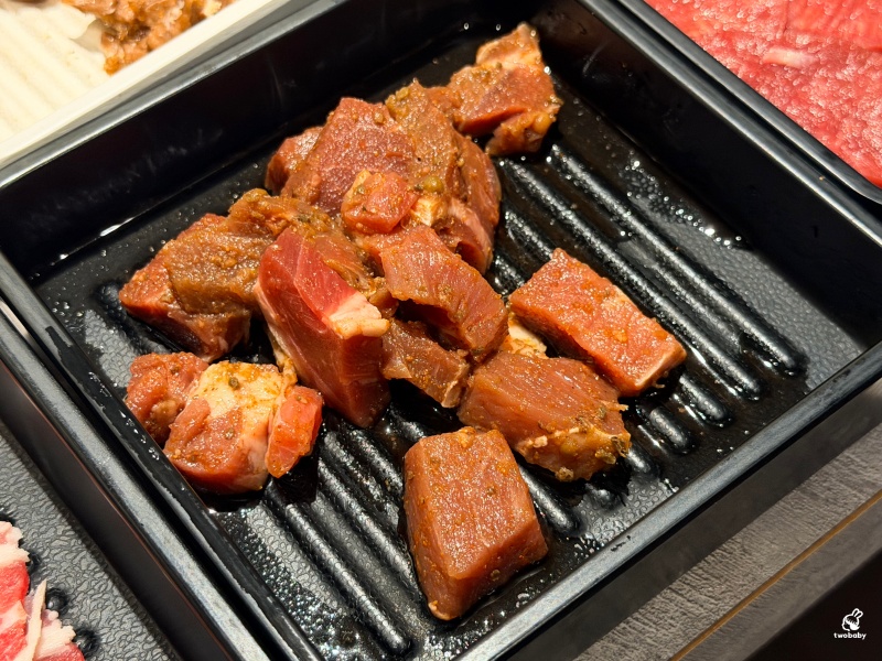 板橋燒肉吃到飽推薦｜肉次方板橋江子翠店爽嗑3小時！現切肋眼牛排、100%原塊牛肉吃得超滿足！ @兔貝比的菲比尋嚐