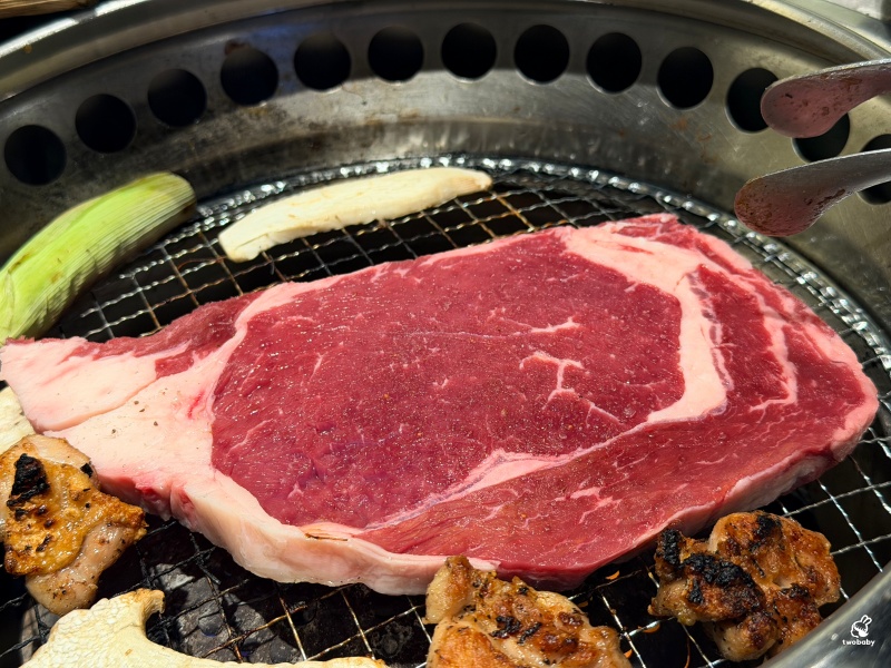 板橋燒肉吃到飽推薦｜肉次方板橋江子翠店爽嗑3小時！現切肋眼牛排、100%原塊牛肉吃得超滿足！ @兔貝比的菲比尋嚐