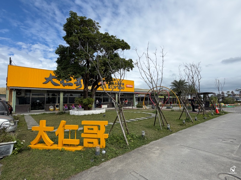 宜蘭甕仔雞推薦｜大仁哥蔗香脆皮桶仔雞宜蘭旗艦店 現烤黑羽土雞真的有夠香 還有合菜也夠澎湃！ @兔貝比的菲比尋嚐